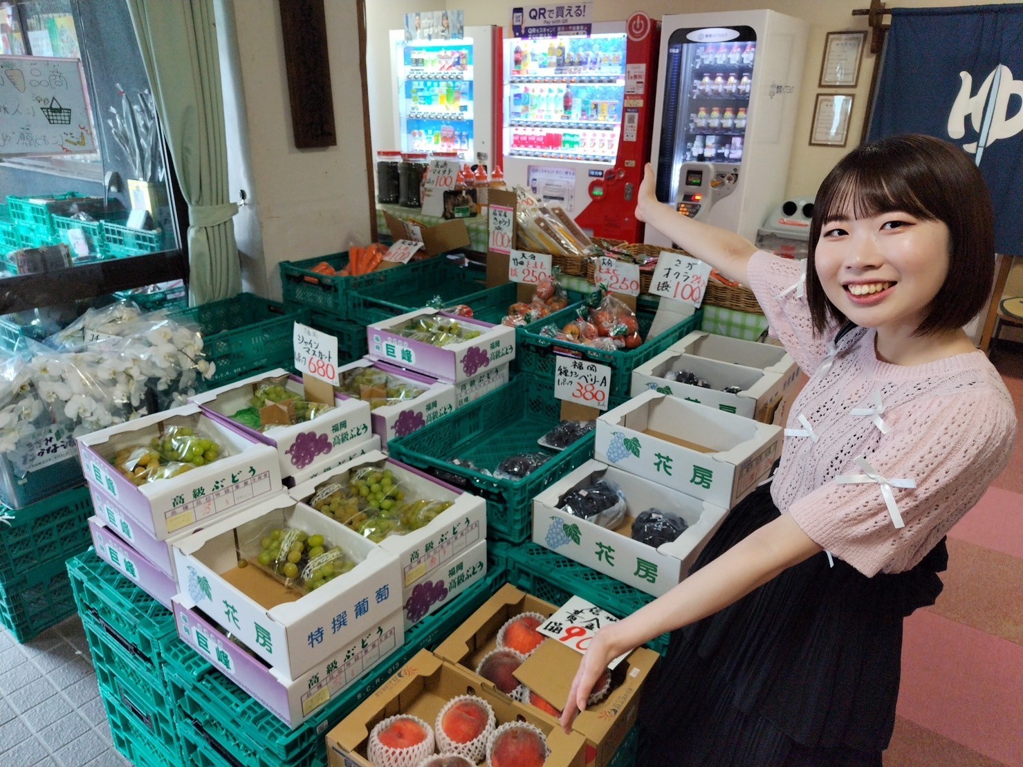 店のカウンターの上に立っている女性低い精度で自動的に生成された説明