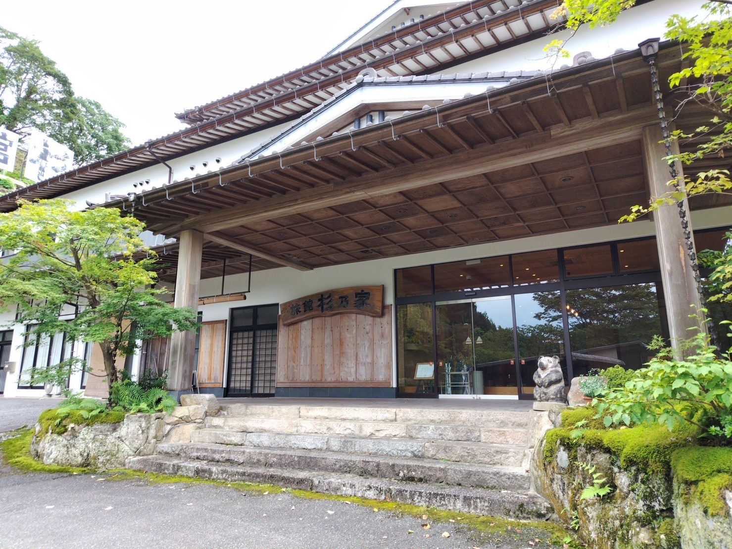 屋外, 建物, 道路, ストリート が含まれている画像自動的に生成された説明