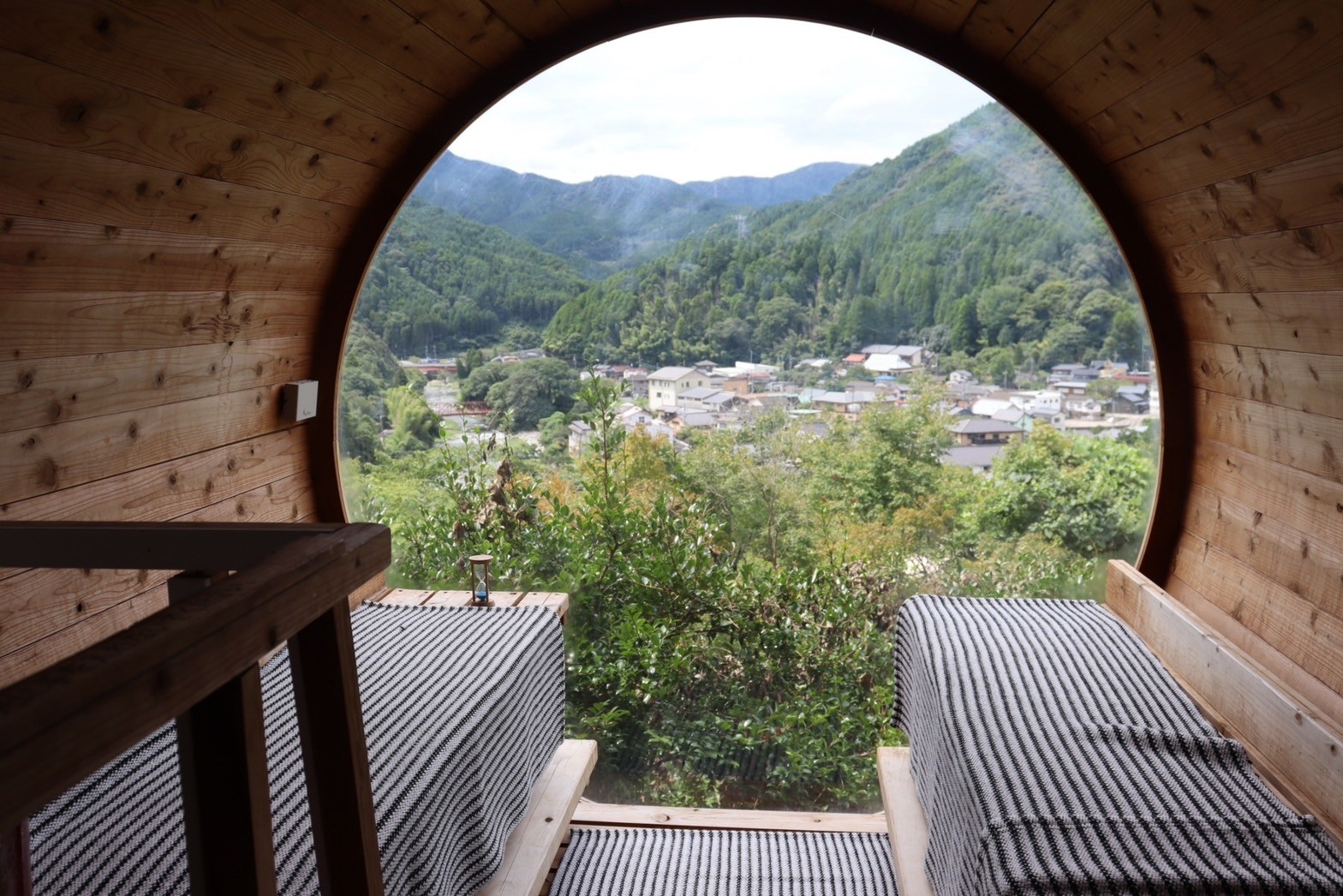 建物, フェンス, ベンチ, 山 が含まれている画像自動的に生成された説明